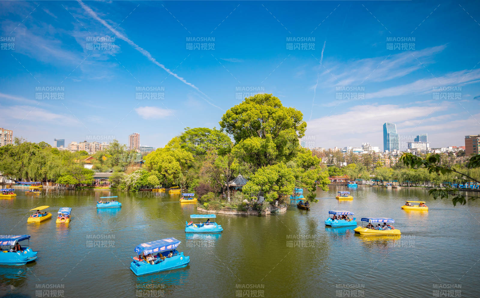 翠湖畔游船 绿树成荫图片