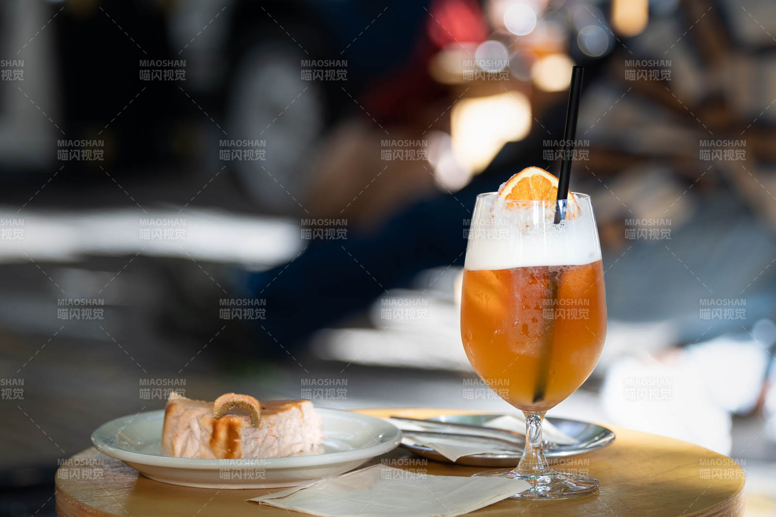 橙色鸡尾酒与面包片图片