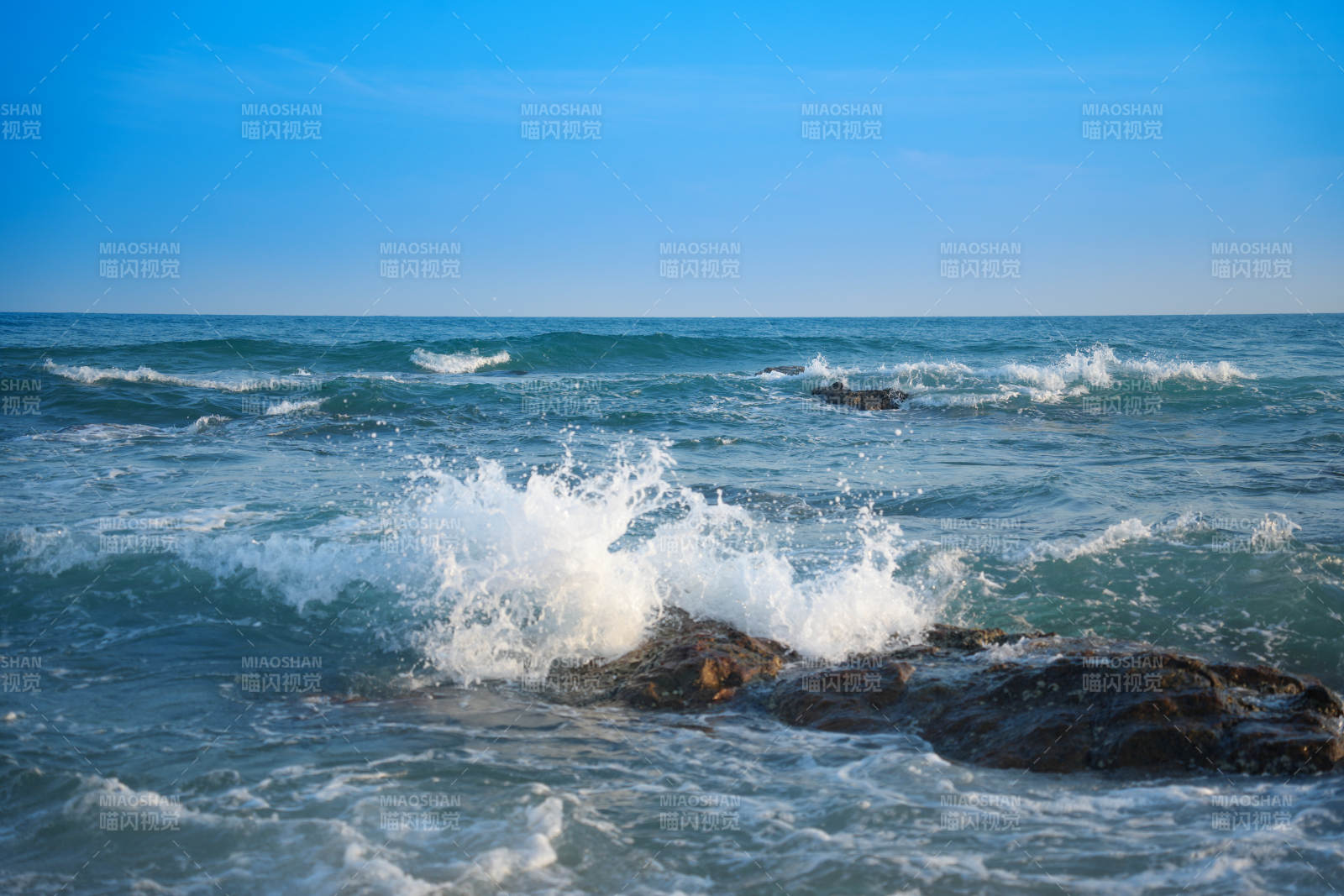 海浪拍打岩石图片
