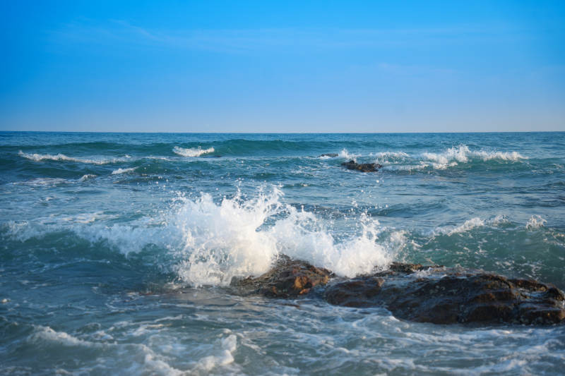 海浪拍打岩石图片
