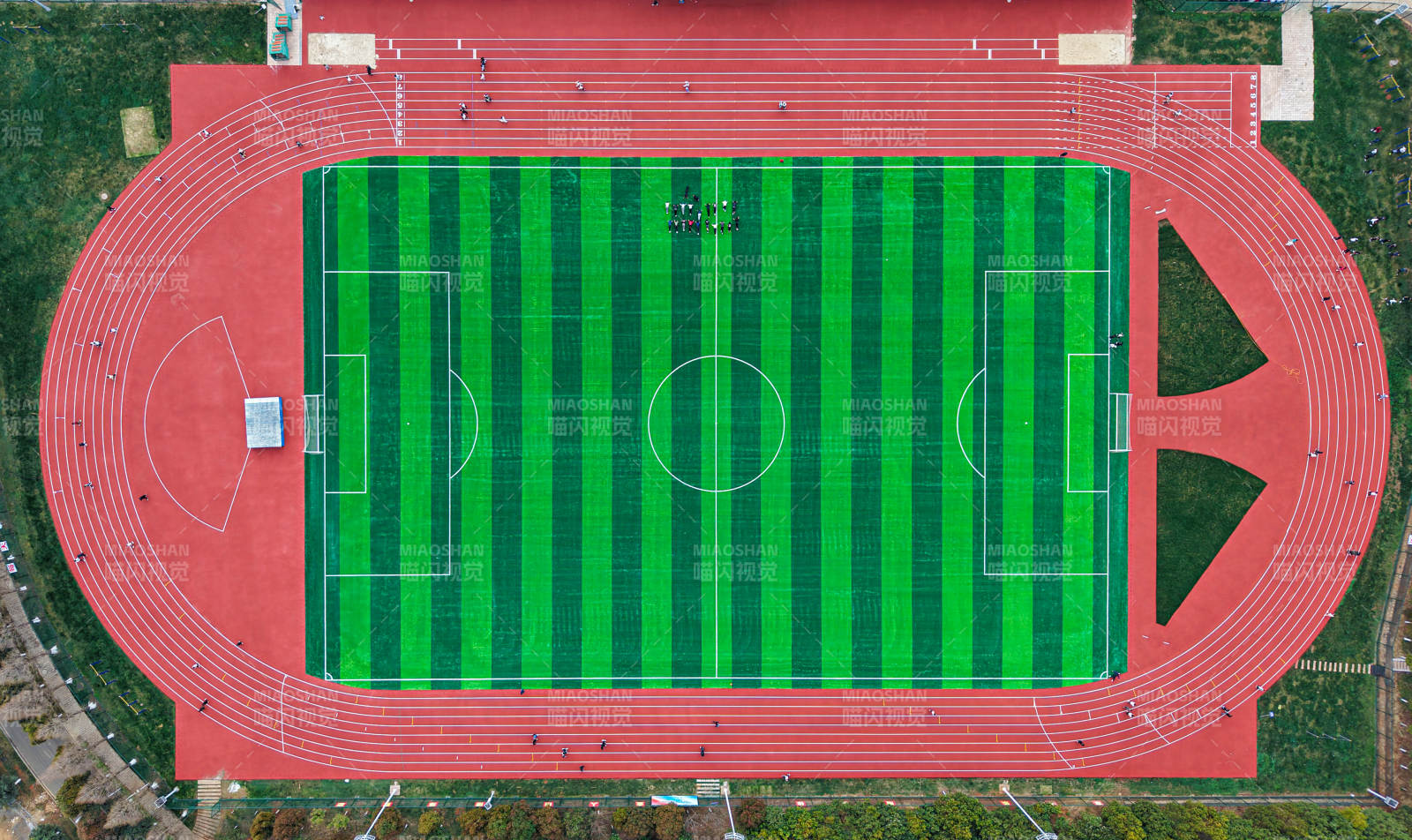 俯瞰足球场与跑道图片
