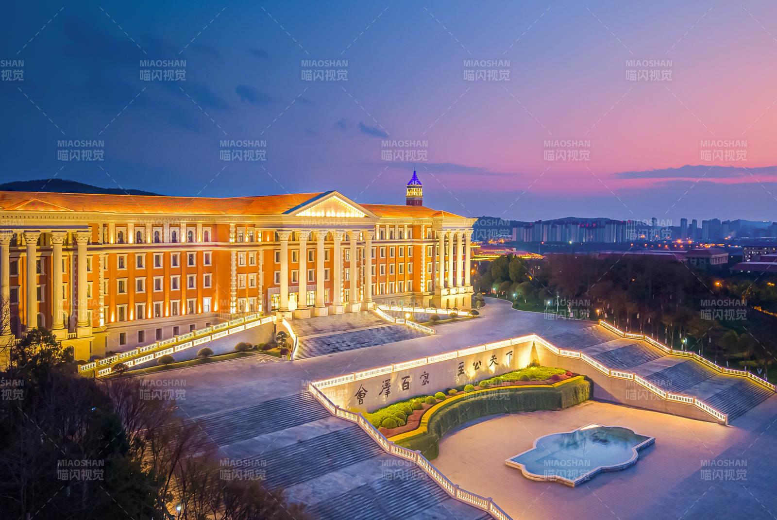 云南大学校园夜景 灯火辉煌图片