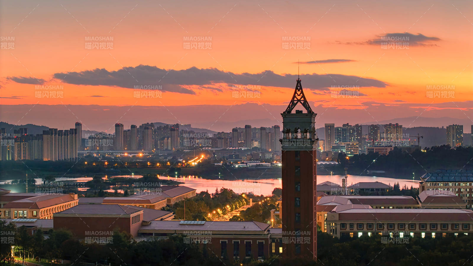 夕阳下的云南大学风光图片