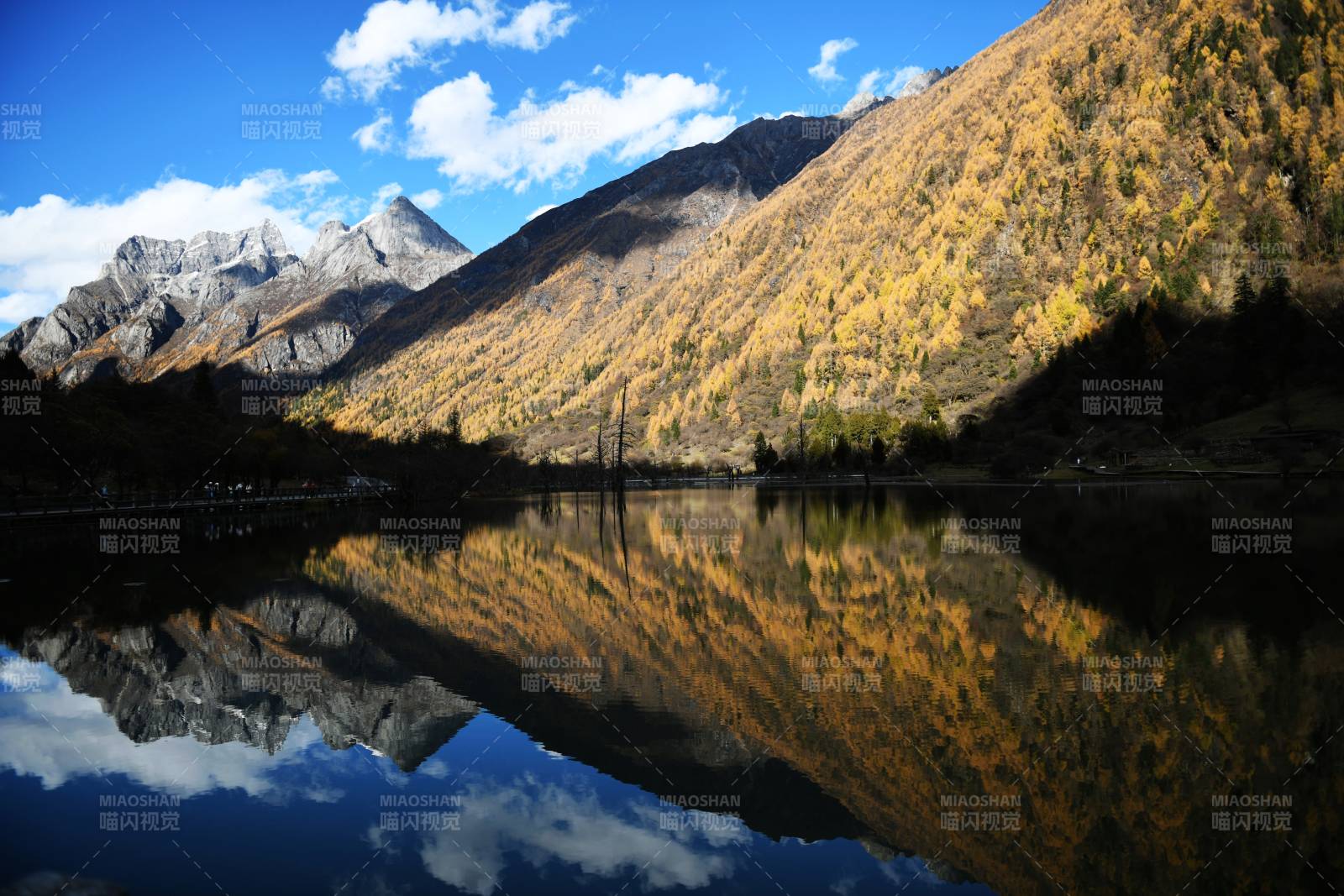 四川四姑娘山秋山湖影 静谧如画图片