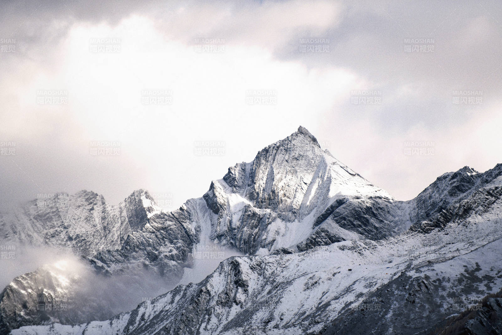 四川四姑娘山雪山之巅 云雾缭绕图片