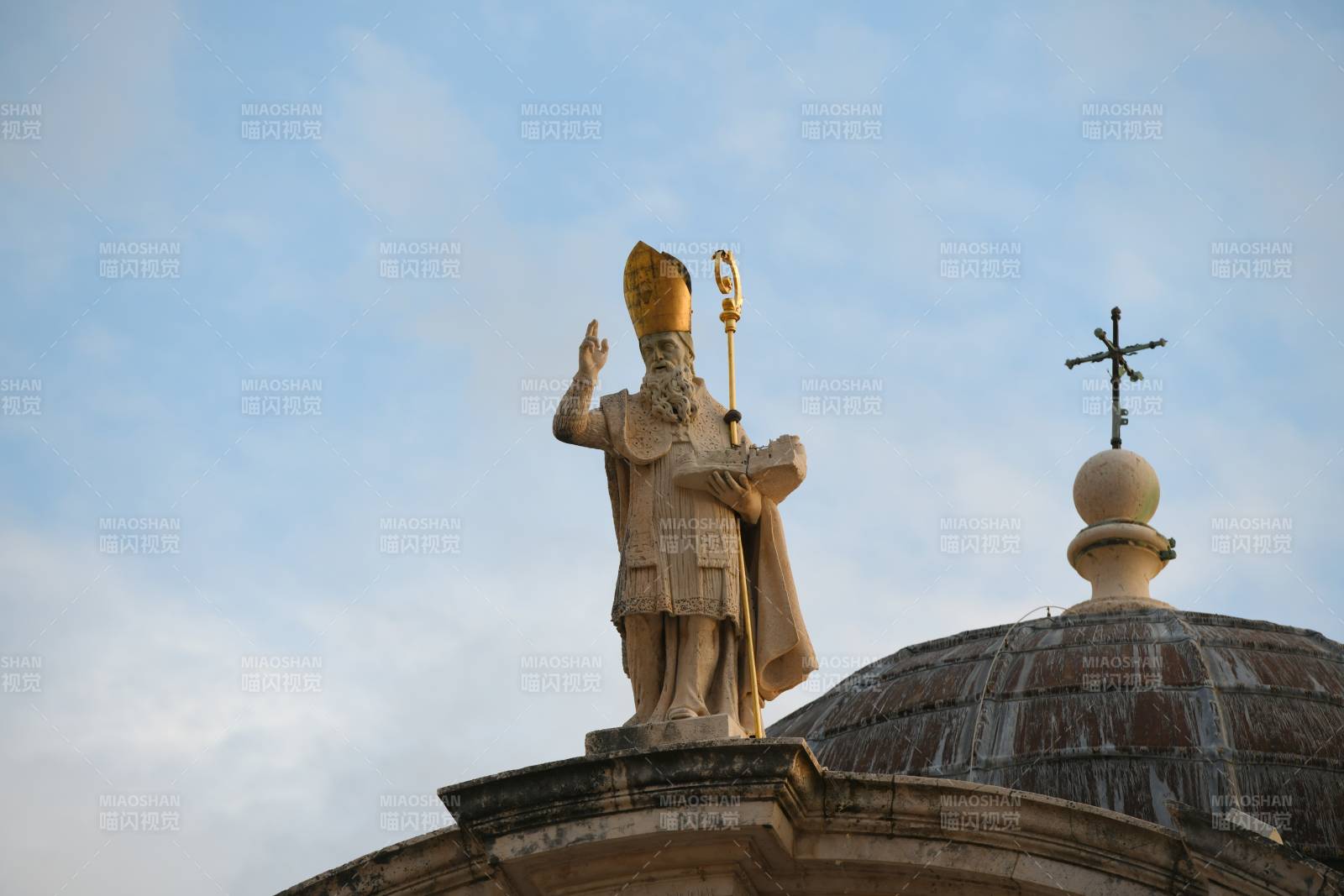教堂顶上的圣弗拉霍雕像图片