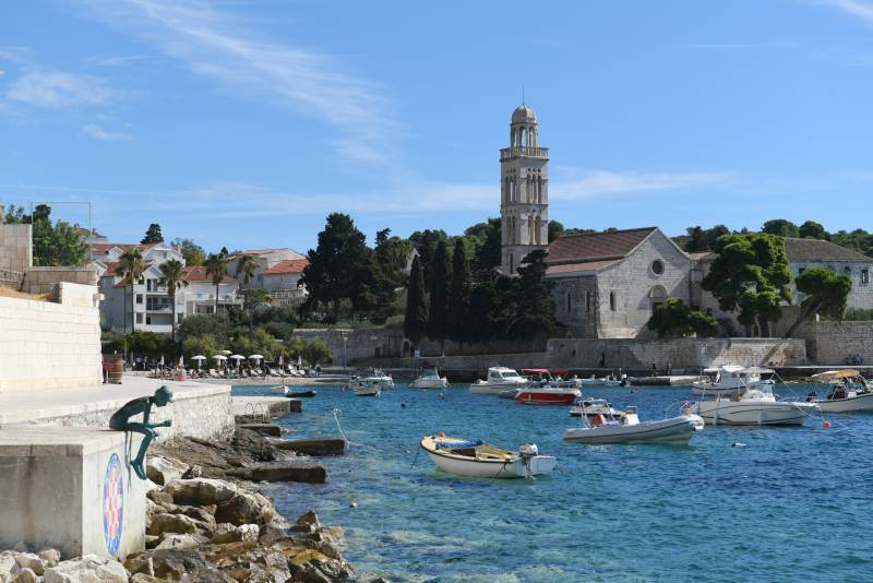 克罗地亚海滨小镇与教堂风光图片