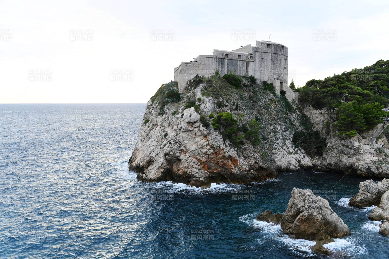 克罗地亚悬崖上的古老城堡图片