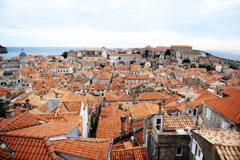 古城红瓦屋顶俯瞰图图片