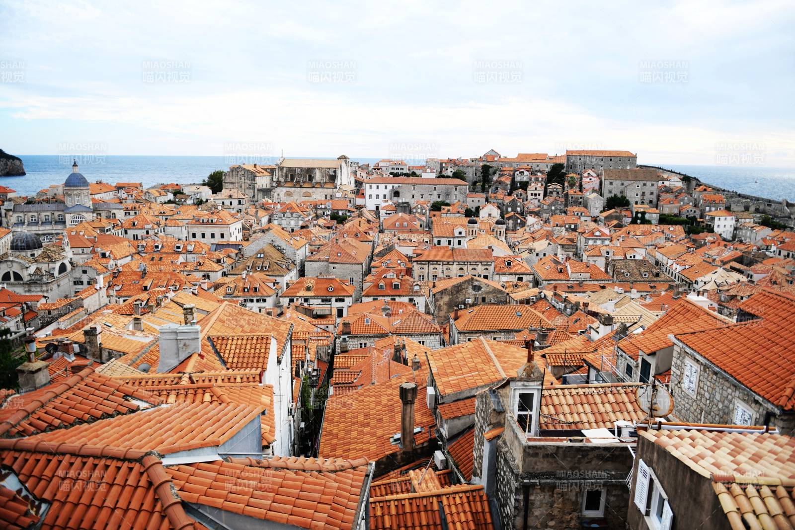 古城红瓦屋顶俯瞰图图片