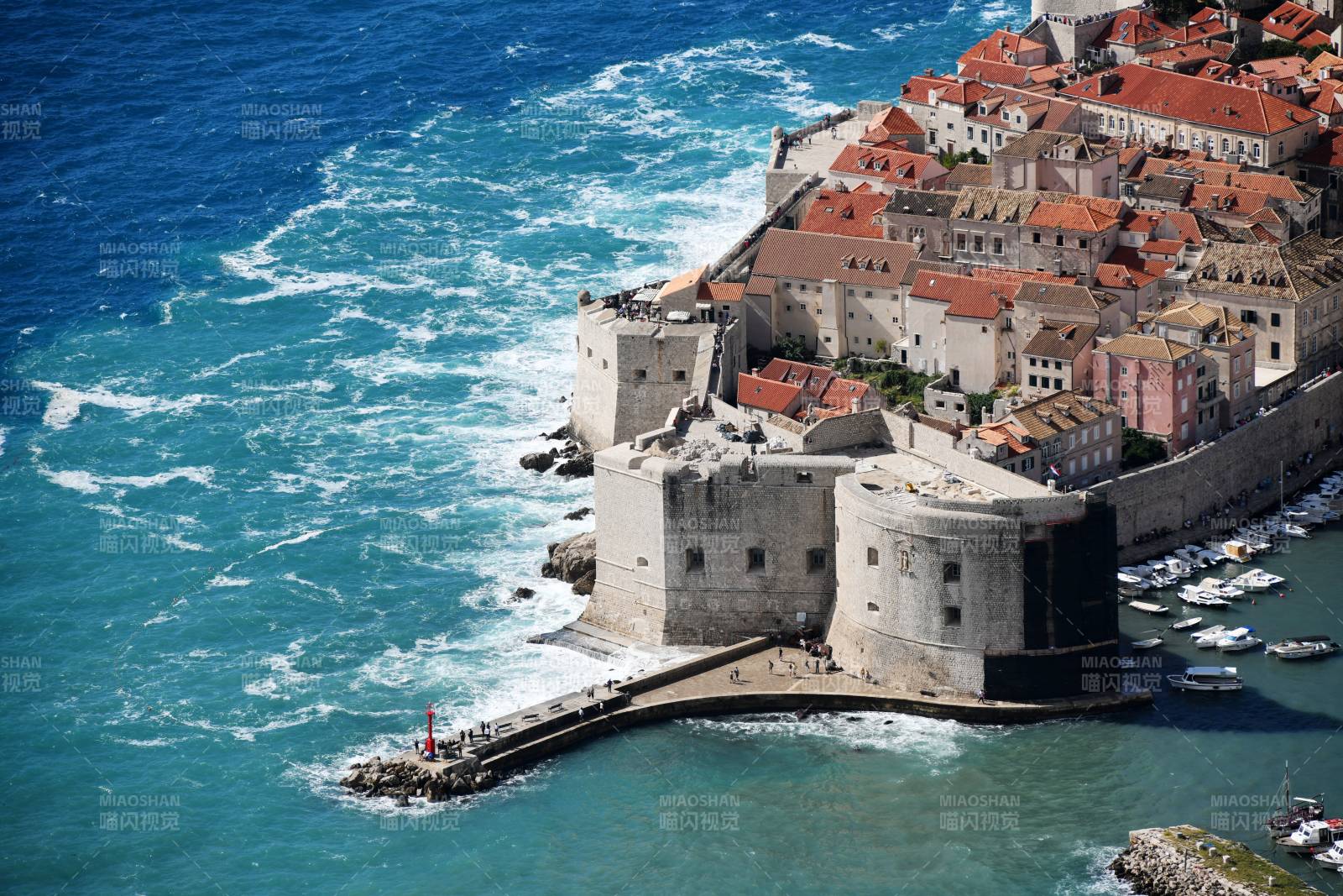 杜布罗夫尼克古城墙与海景图片