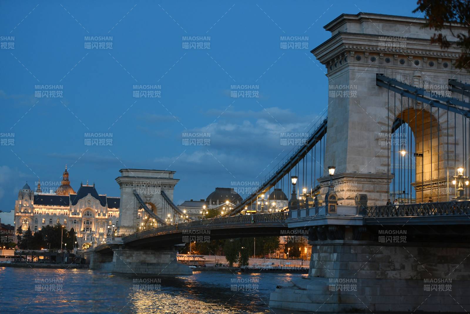 布达佩斯链桥夜景图片