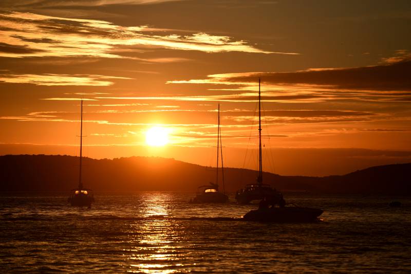 夕阳下的海上剪影图片