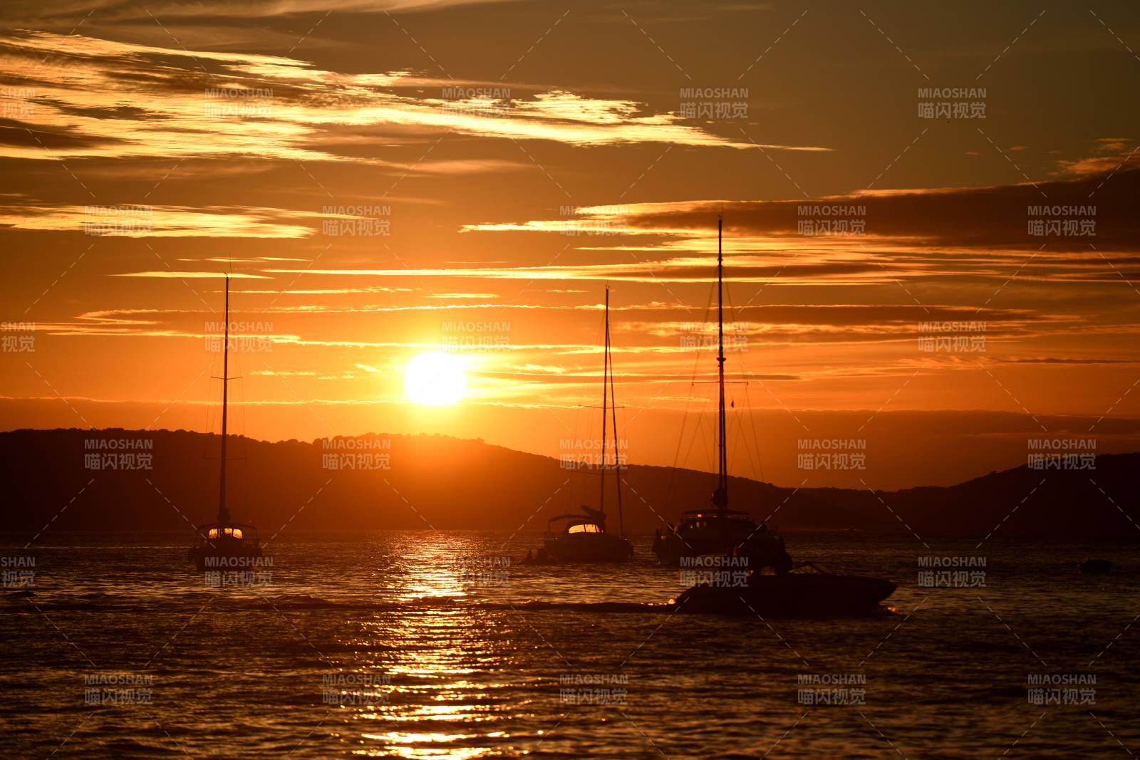 夕阳下的海上剪影图片
