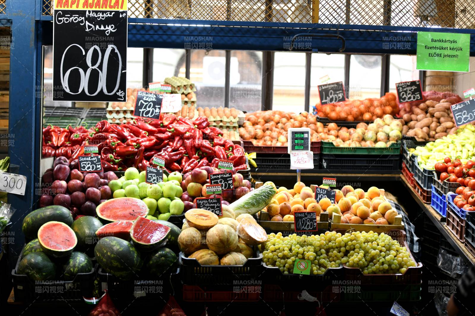 市场新鲜水果蔬菜摊位图片