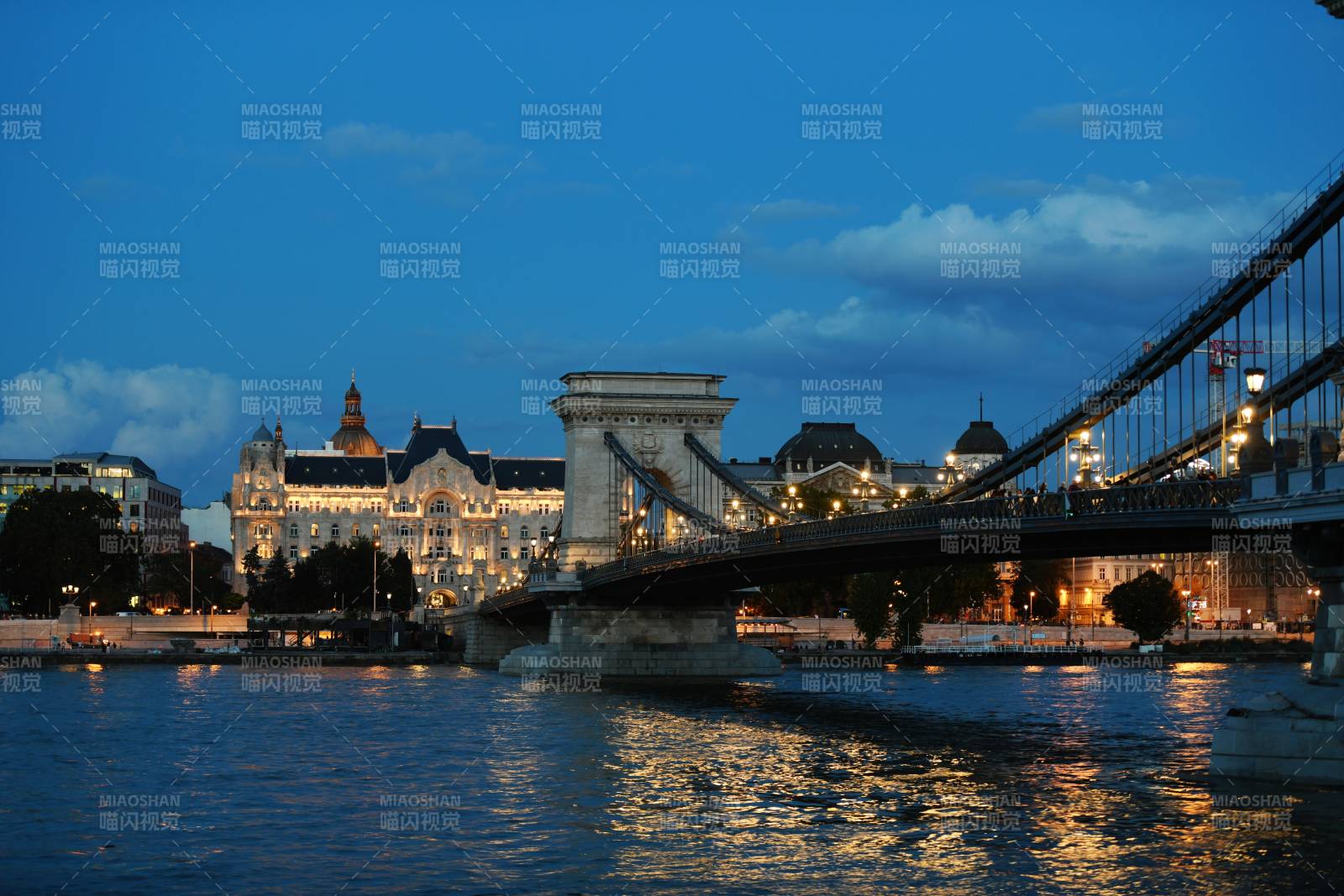 布达佩斯夜景 链桥与建筑图片