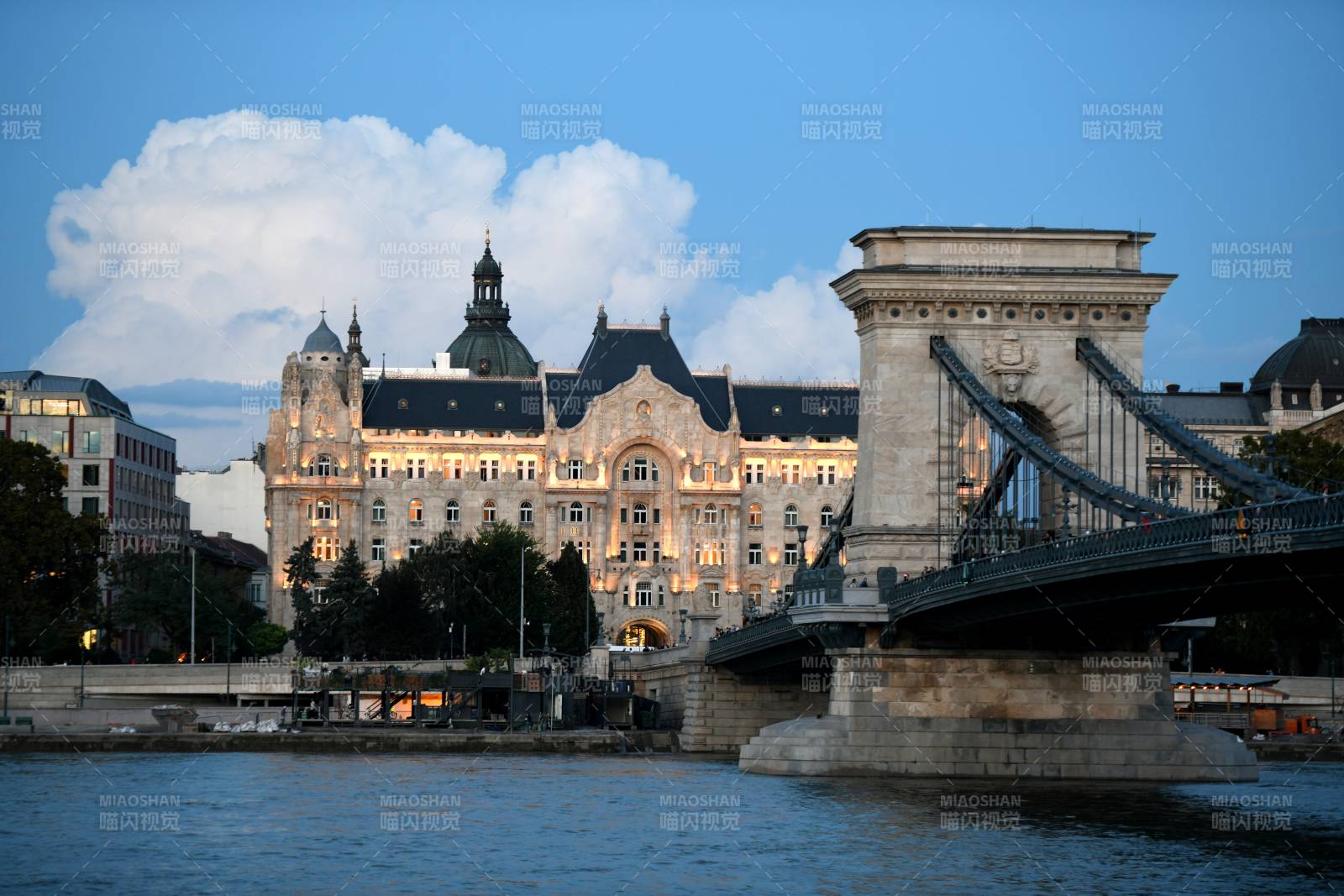 布达佩斯链桥与建筑夜景图片