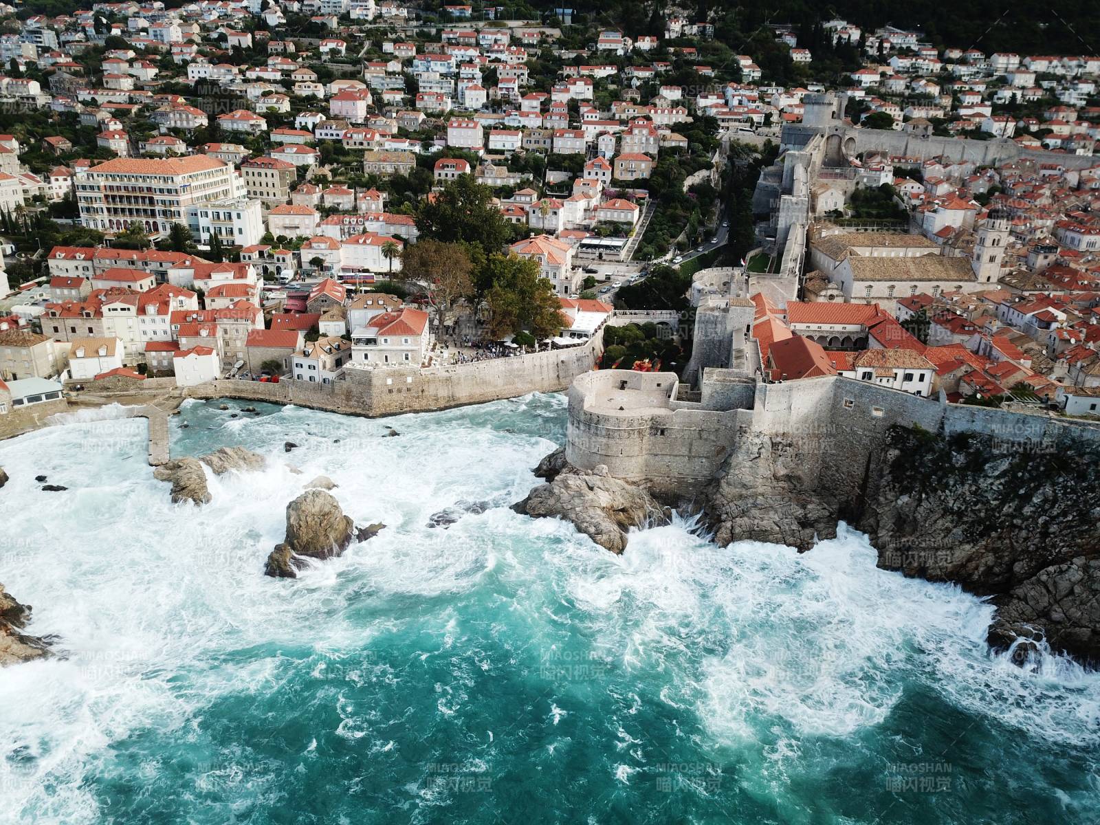 克罗地亚杜布罗夫尼克古城墙与碧海相映成趣图片