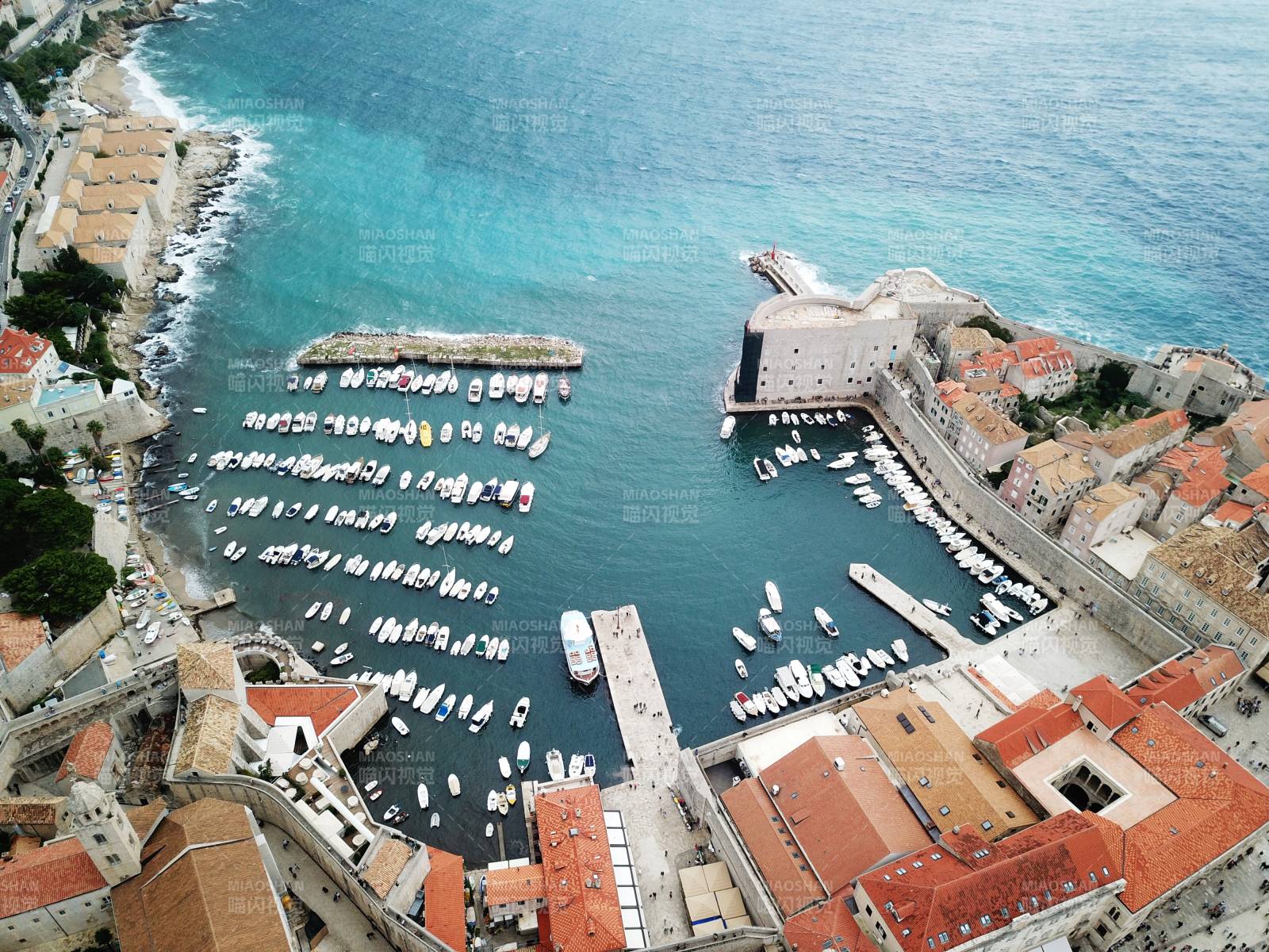 克罗地亚 杜布罗夫尼克海滨古城与游艇港湾图片