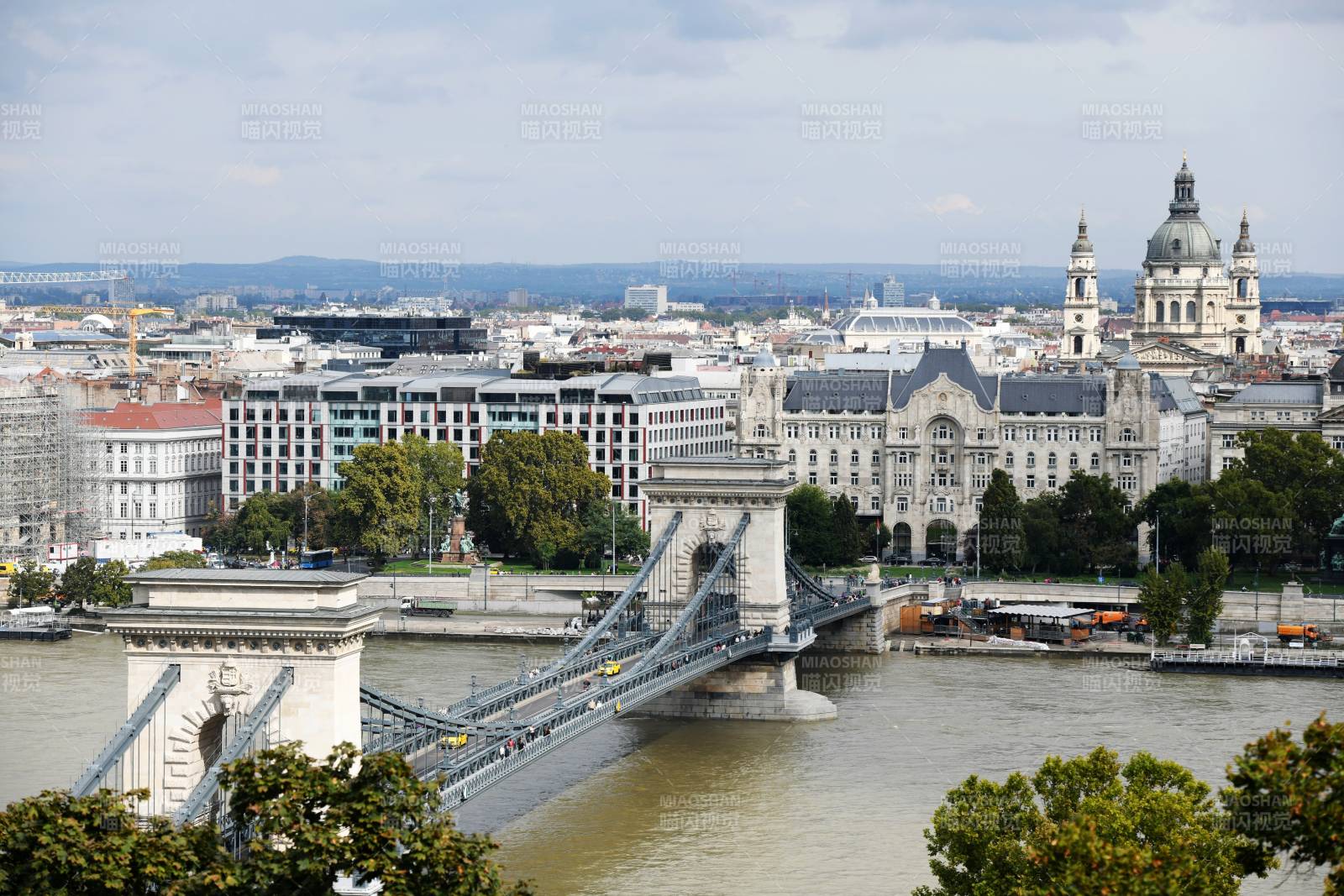 布达佩斯链桥与城市风光图片
