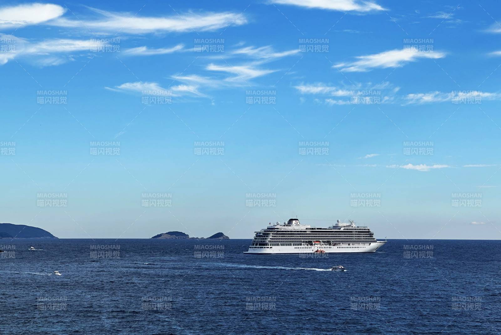 海上航行的豪华邮轮图片