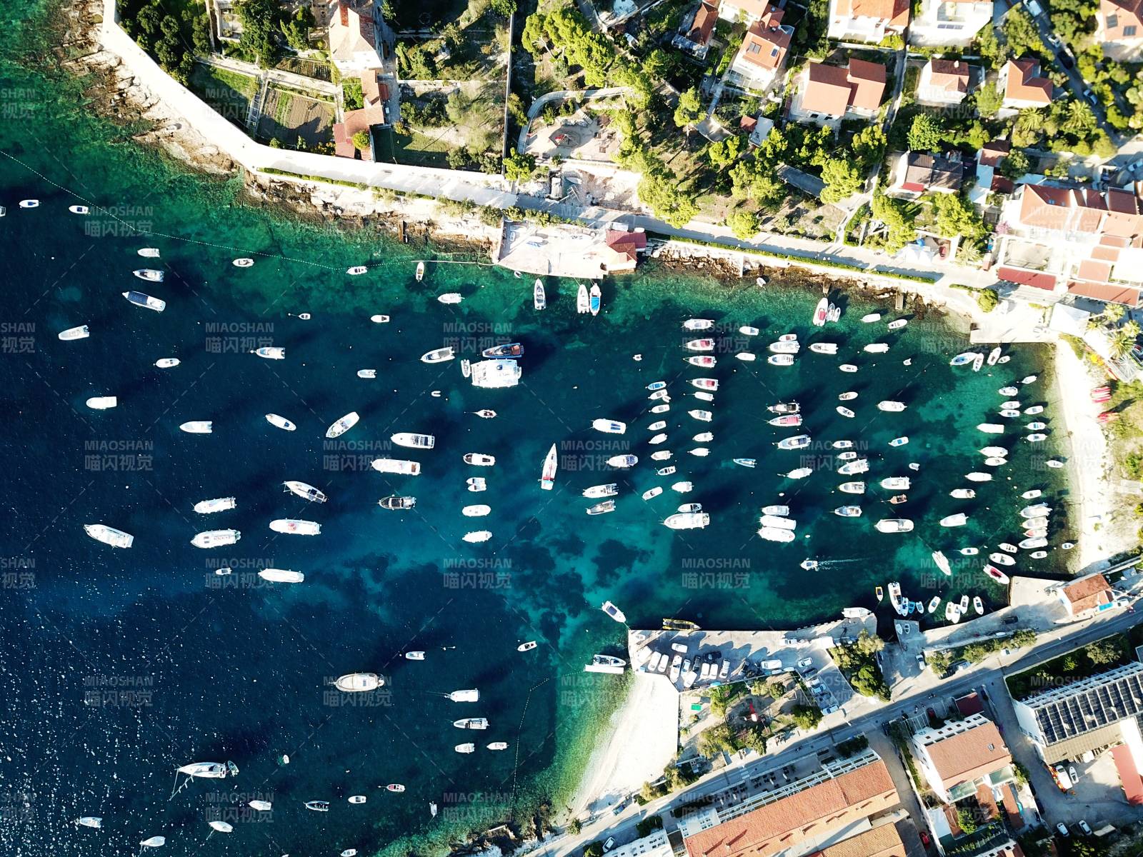 克罗地亚海滨小镇与停泊的船只图片