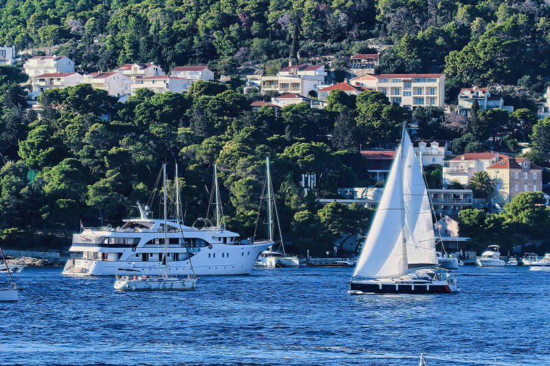 克罗地亚海滨小镇与游艇风光图片