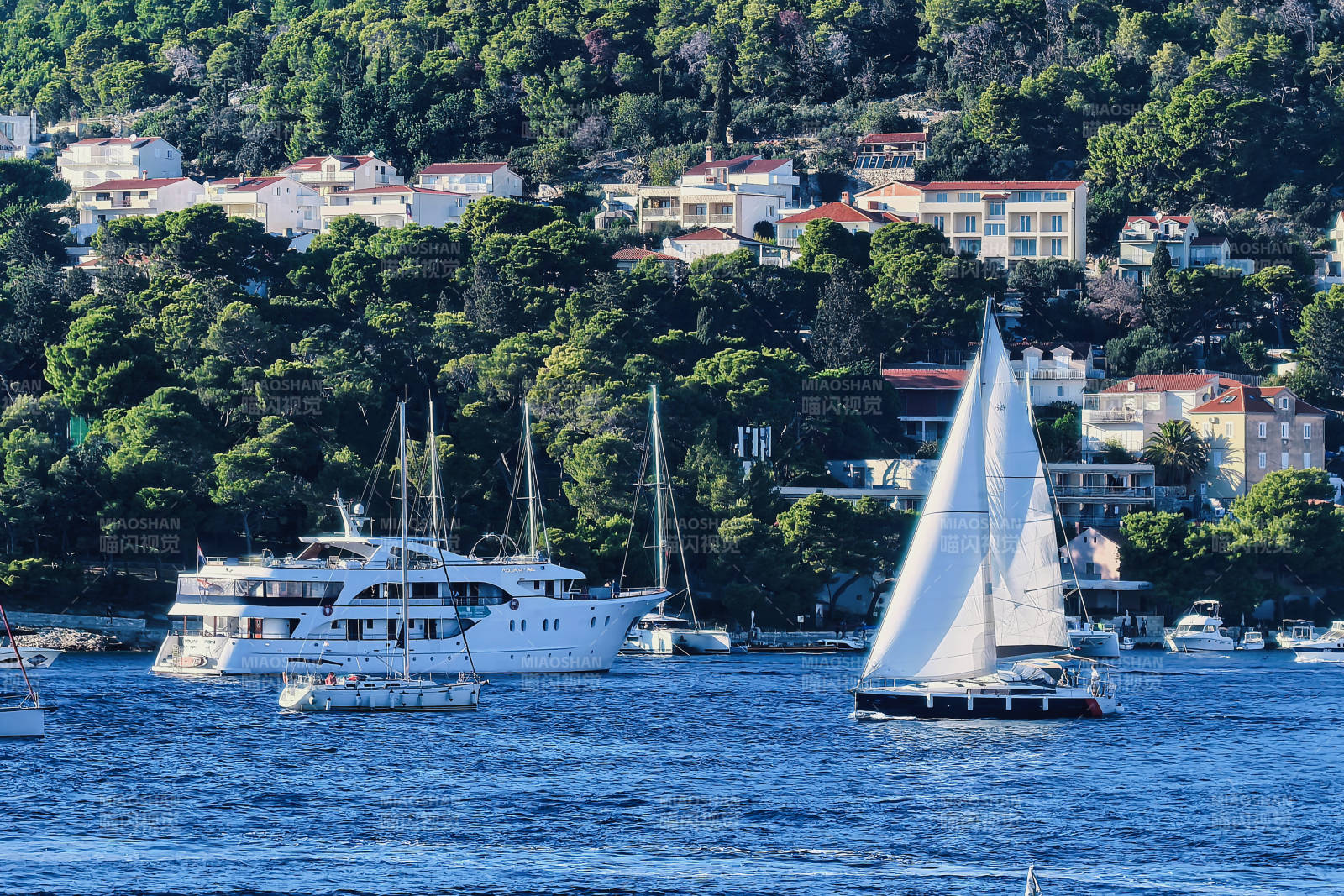 克罗地亚海滨小镇与游艇风光图片