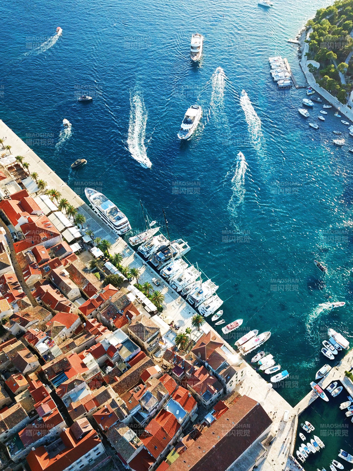 克罗地亚小镇和海港鸟瞰图图片
