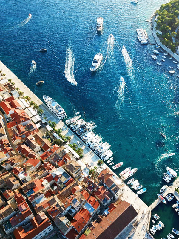 克罗地亚小镇和海港鸟瞰图图片