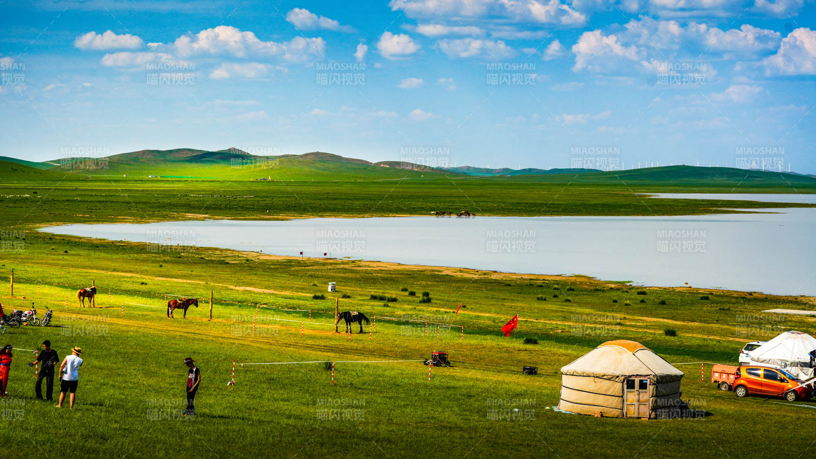 太仆寺旗牛奶湖与蒙古包风光图片