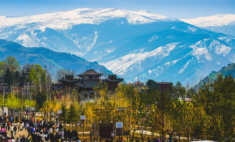 五台山雪山下的古刹风光图片