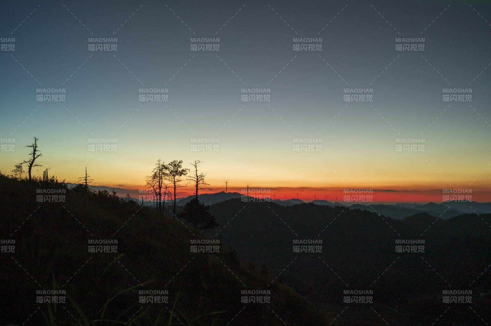 山巅日落 静谧黄昏图片