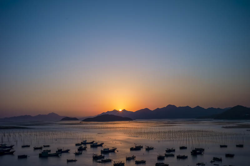 夕阳下的霞浦渔港宁静美景图片