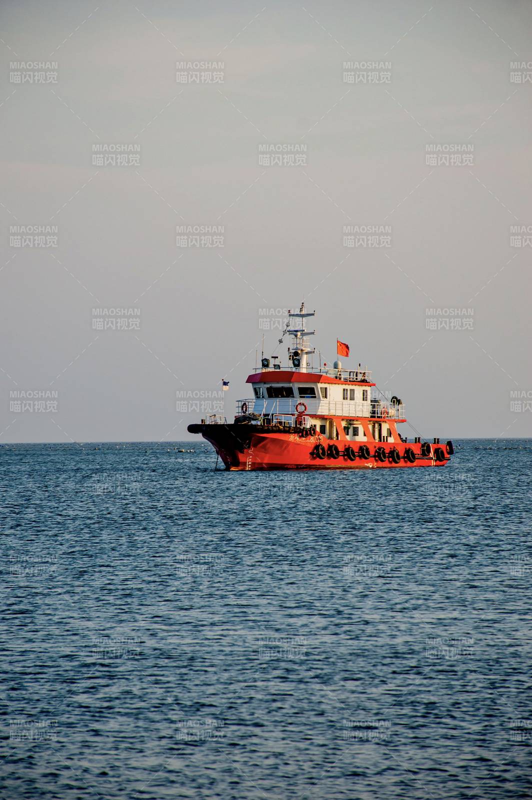 海上红色船只静泊图图片