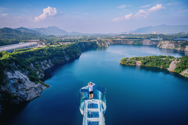 关肚山湖畔玻璃栈道观景台图片