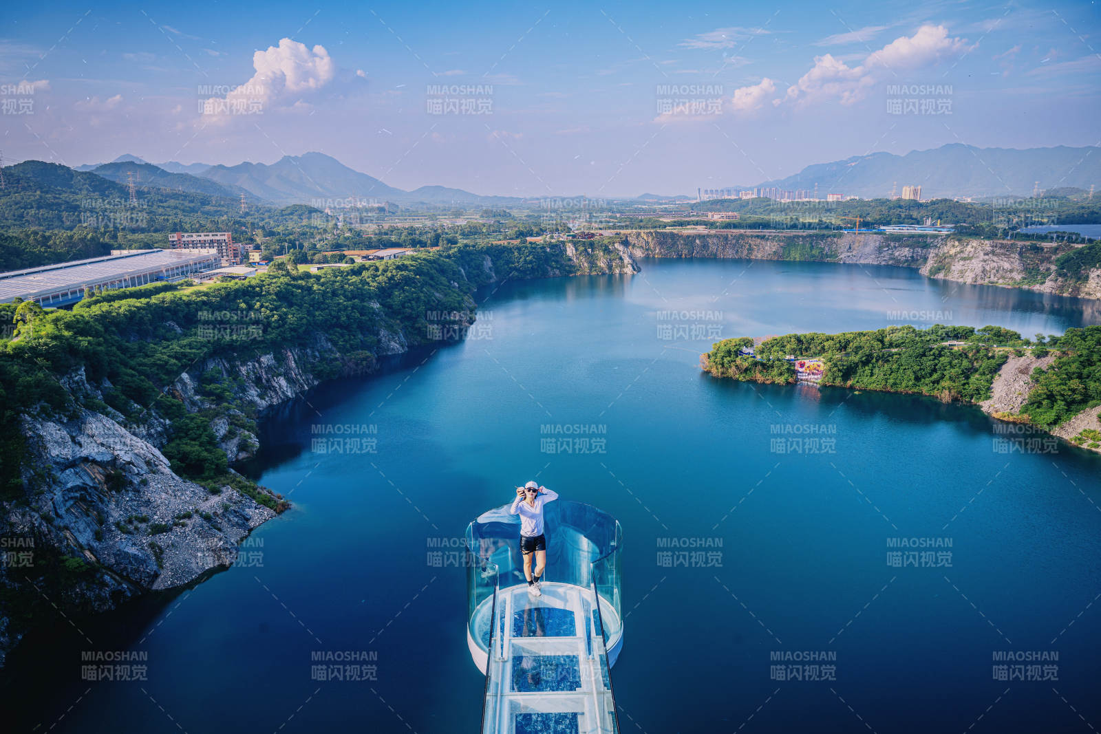 关肚山湖畔玻璃栈道观景台图片