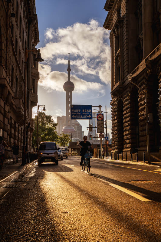 上海街头的金色时光图片