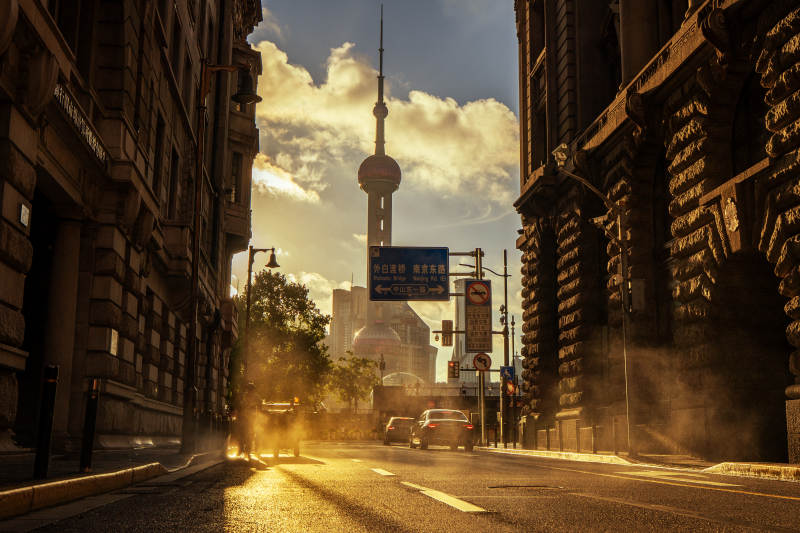 夕阳下的上海城市街景图片