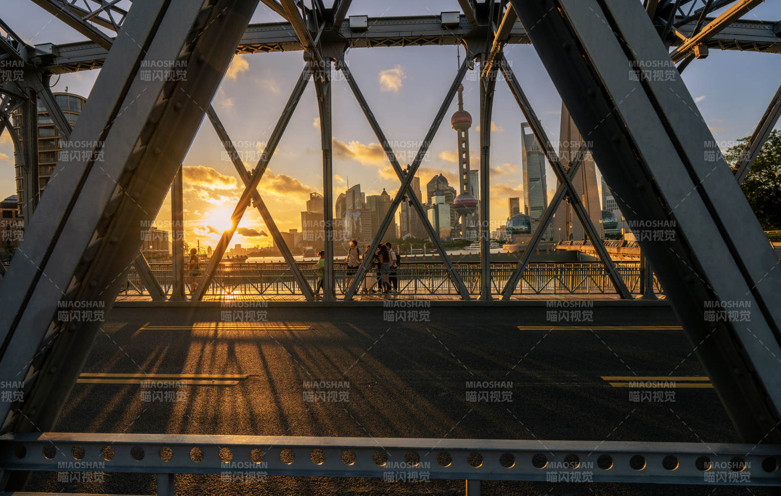 夕阳下的上海城市剪影图片