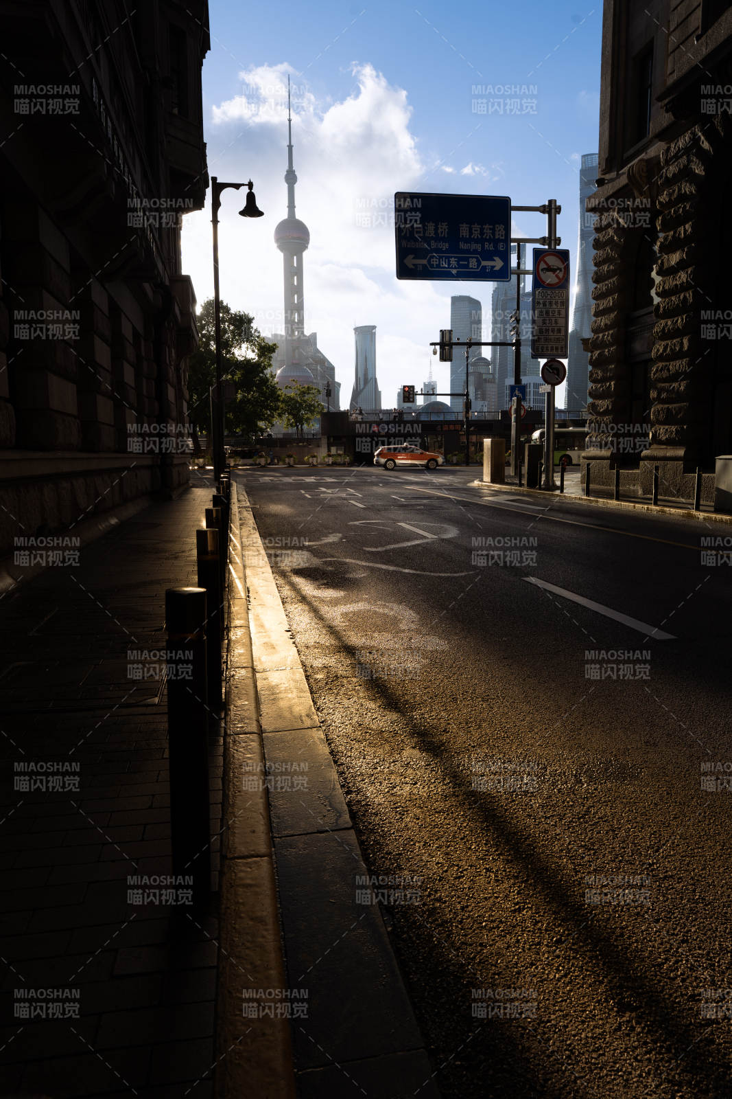 城市晨曦 东方明珠远眺图片