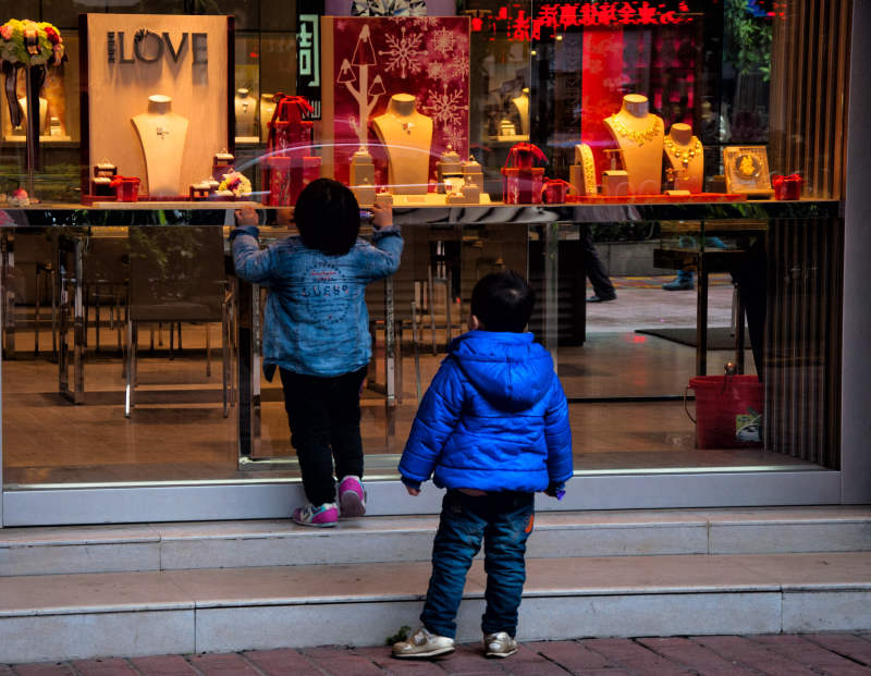 孩童橱窗前的奇幻世界图片