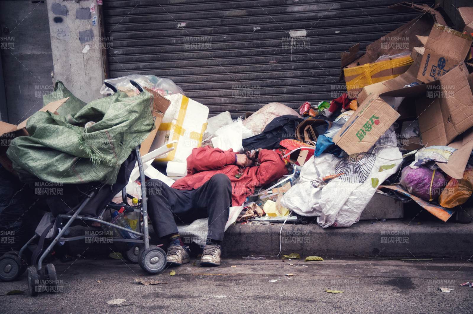 街头流浪者的夜晚栖身之地图片