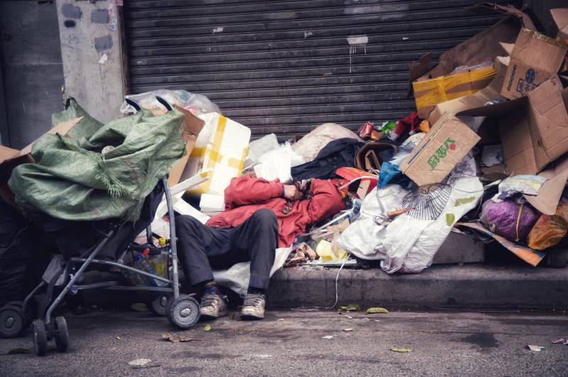 街头流浪者的夜晚栖身之地图片