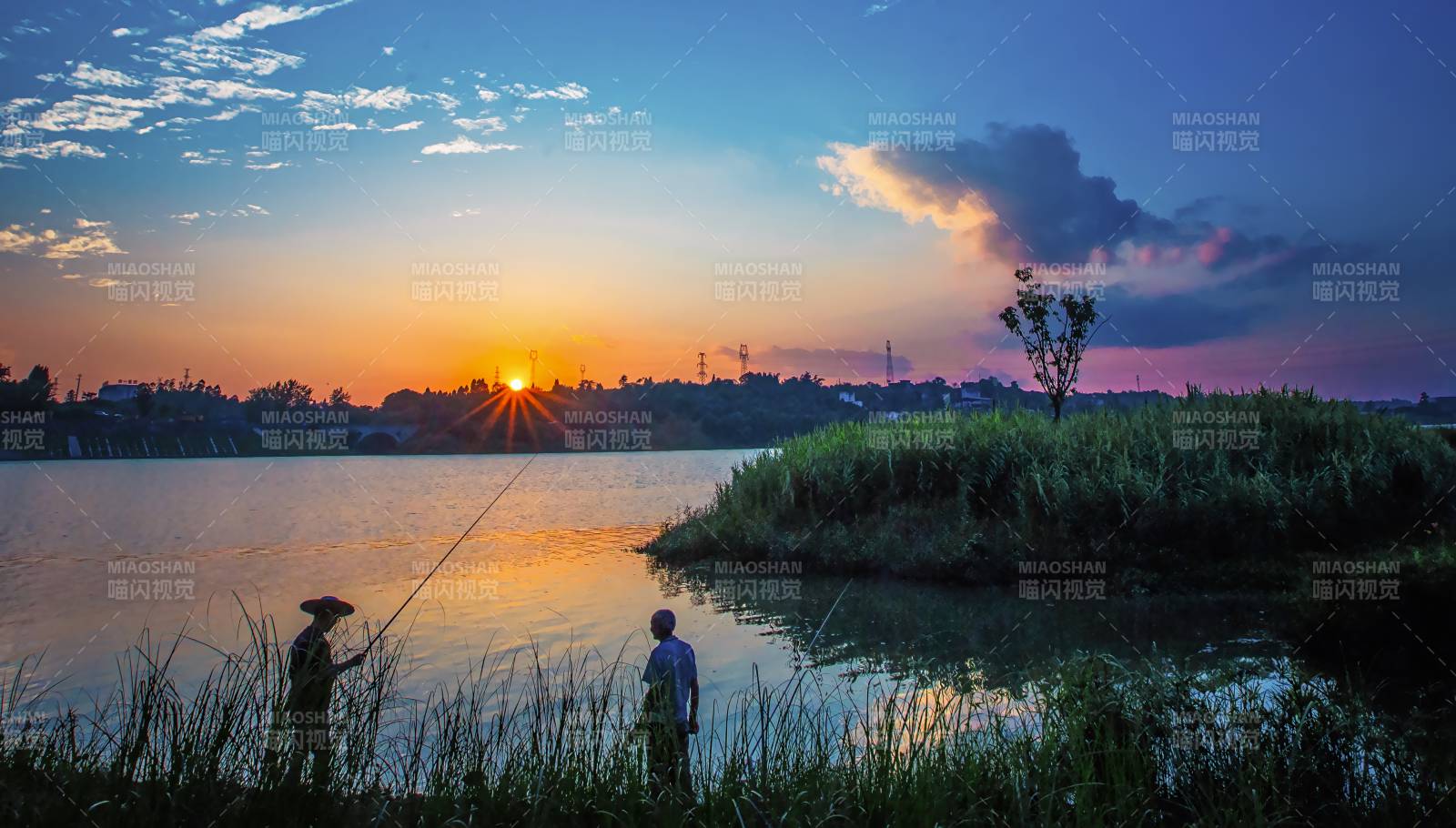 夕阳下的湖畔垂钓图片