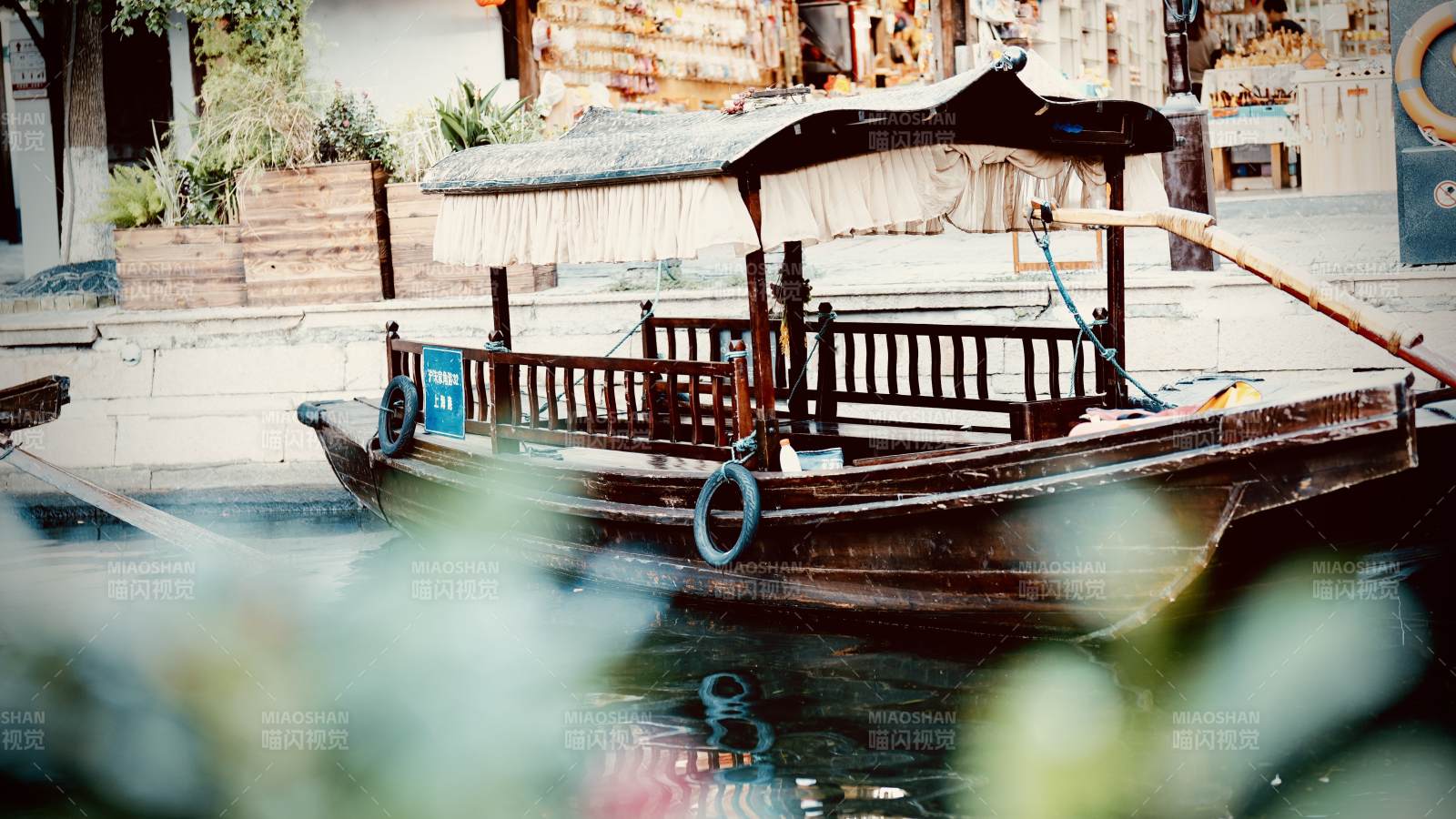 古色古香的水上小船图片