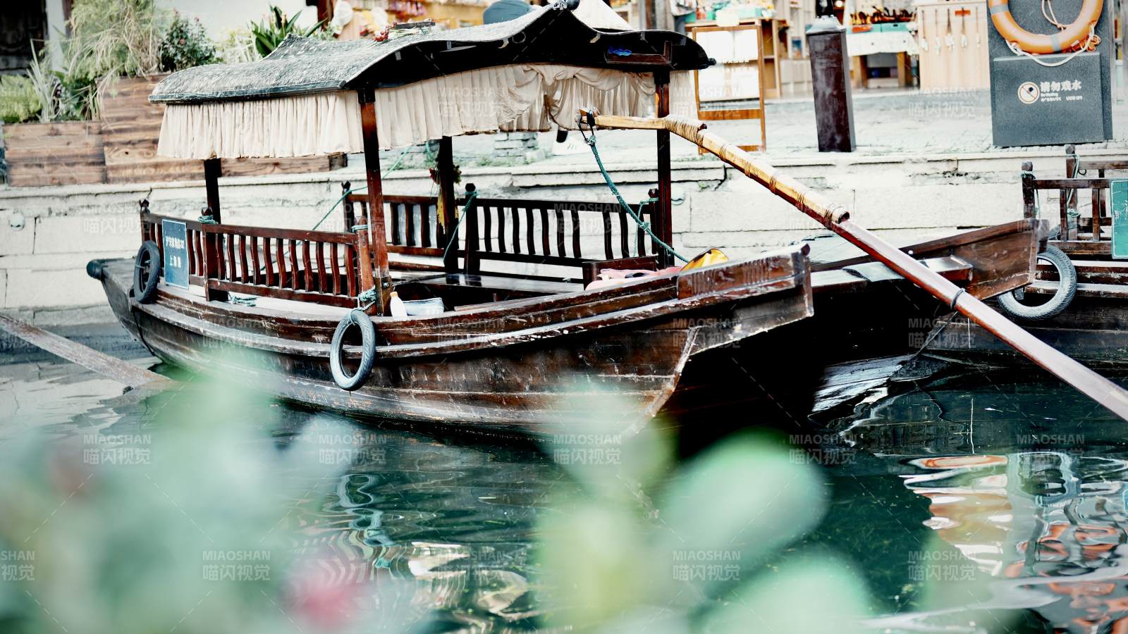 古色古香的木船停泊图片