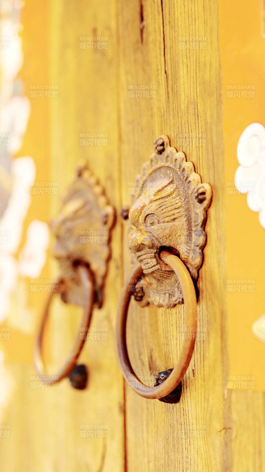 古朴木门上的雕刻把手图片