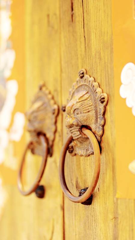 古朴木门上的雕刻把手图片