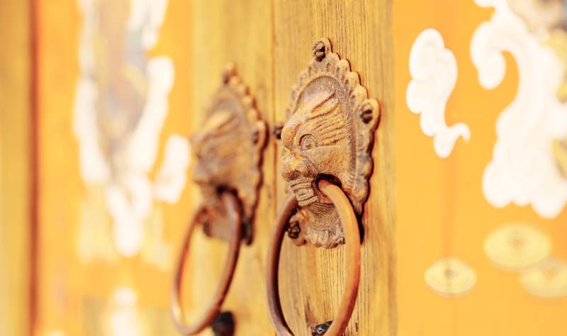 古朴木门上的精美铜环图片